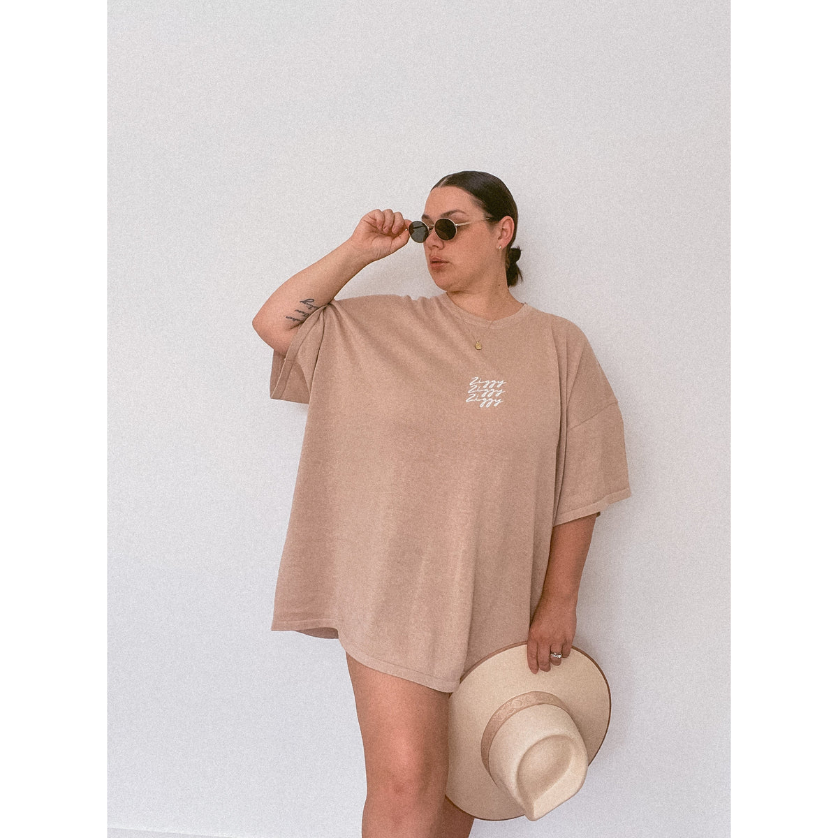 SIGNATURE TEE (WOMEN&#39;S) | CARAMEL