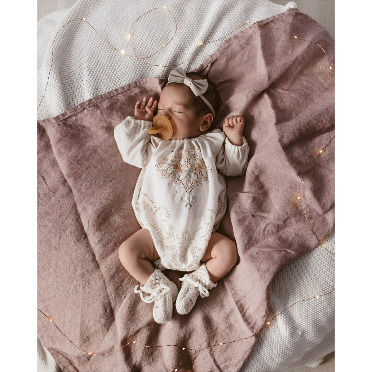 Single Round Natural Rubber Soother | Dummy in Reusable Case